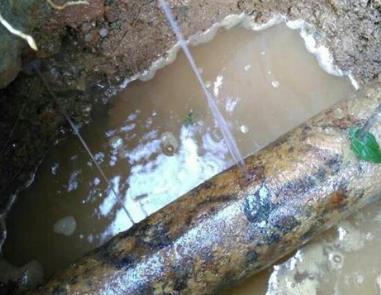 石龙楼顶渗水维修公司分享下地暖漏水的原因及检测方法。